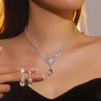 Luxury sparkling rhinestone chain earrings set, fashionable diamond-encrusted water drop pendant earrings two-piece set brown