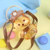 Kawaii Bear plastikinis vandens butelis su šiaudiniu nešiojamu dirželiu Mieli vaikiški buteliukai mergaitėms vasarai didelės talpos pieno burbuliukų arbatos puodelis ZH 1400ML ruda