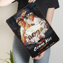 Cobra Kai Plakatas Meno Ženklas TV Laidos Plakatas Dekoras Kambario Dekoruoti Individualūs Metaliniai Skardos Ženklai Sienų Meno Dekoruoti Retro Namų Vyrams 20x30cm（7.8x11.8inch）