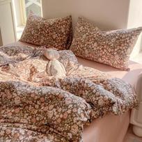 A klasės mažų gėlių debesuotas medvilninis patalynės komplektas - Apima antklodės užvalkalą, paklodę, lovos sijoną (3 vnt) Pair of Pillowcases brown