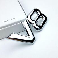 3D metalinis juodas chromuotas automobilio galinio bagažinės sparno šoninio emblemo ženklelis V8 lipdukas, skirtas V/WT/oyota H/onda J/eep L/ir R/over automobilių priedams sidabras