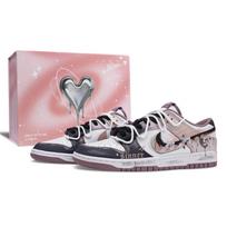 Nike Dunk Stranger Things Atsparūs trinčiai Atsparūs trinčiai Žemi Krepšinio/Riedlenčių Batai Unisex Juodi Rožiniai DV0833-112(Team691-S-BOX) 42.5