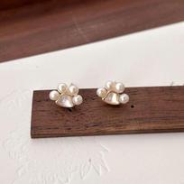 Small and white pearl cat paw earings stud High quality light luxury earrings for women simple suitable for daily jewelry balta