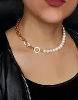 Handmade Tikrų baltųjų gėlavandenių perlų choker'is su paauksuota grandinėle – modernus rankų darbo kaklo papuošalas