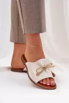Elegantiškos odinės plokščiapadės šlepetės su kaspinėliu, aukso spalvos.
