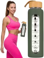 Peterson motyvacinė stiklinė vandens gertuvė su valandų žymomis, silikoniniu dėklu, 960 ml, žalia