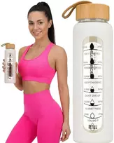 Peterson moteriška stiklinė vandens gertuvė 960 ml su silikoniniu dėklu, motyvacine matavimo skale, smėlio spalvos