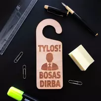 Pakabinama medinė lentelė ant durų "TYLOS! BOSAS DIRBA"