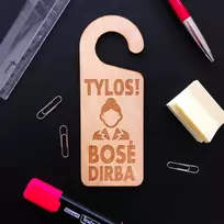Pakabinama medinė lentelė ant durų "TYLOS! BOSĖ DIRBA"