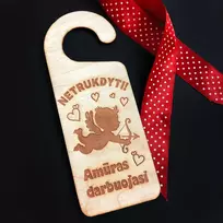 Pakabinama medinė lentelė ant durų "Amūras darbuojasi"
