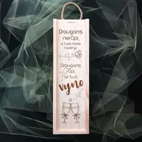 Medinė butelio dėžė "Draugams rūpi ar turi vyno"