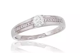 Auksinis žiedas su brangakmeniais. Metalas: Baltas Auksas. Praba: 585°. Akmuo: Briliantai - 18 - 2.07 g. - Briliantai (0,21Ct)