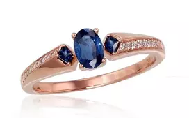 Auksinis žiedas su brangakmeniais. Metalas: Raudonas Auksas. Praba: 585°. Akmuo: Briliantai , Safyras - 17 - 2.94 g. - Briliantai (0,089Ct), Safyras (0,68Ct)