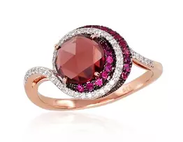 Auksinis žiedas su brangakmeniais. Metalas: Raudonas Auksas. Praba: 585°. Akmuo: Briliantai , Rubinas , Granatas,Briliantai , Sa - 17.5 - 3.29 g. - Briliantai (0,116Ct), Rubinas (0,21Ct), Granatas (1,885Ct)