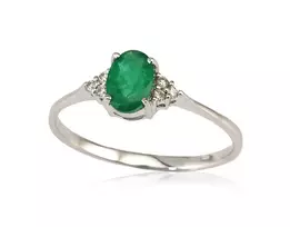 Auksinis žiedas su brangakmeniais. Metalas: Baltas Auksas. Praba: 585°. Akmuo: Briliantai , Smaragdas - 16 - 1.24 g. - Briliantai (0,036Ct), Smaragdas (0,438Ct)