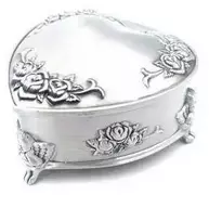 Deco Gifts Širdelės formos metalinė papuošalų dėžutė su rožių motyvu – puiki dovana