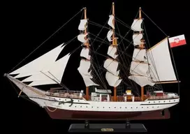 Deco Gifts Burlaivio „Dar Pomorza“ medinis modelis 80 cm – elegantiška dekoracija