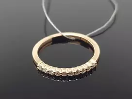 Auksinis žiedas su baltais briliantais