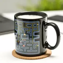 Retro žaidimų puodelis su arkadiniu fonu – keičianti spalvą