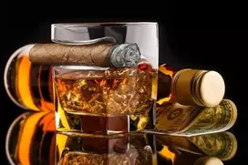 Stiklinė viskiui su cigaro laikikliu