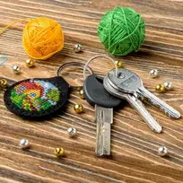 Wonderland Crafts Siuvinėjimo kryželiu rinkinys: namelio raktų pakabukas iš dirbtinės odos