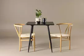 Venture Design Valgomojo komplektas Polar stalas su Alfons kėdėmis 75x75 cm juodas, smėlio spalvos MDF, rotangas