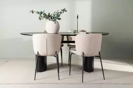 Venture Design Valgomojo stalo ir kėdžių komplektas Isolde valgomojo stalas 180x75 cm juodas Modesto valgomojo kėdė smėlio spalvos MDF Bouclé