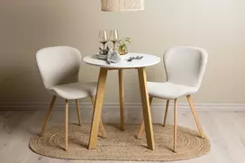 Venture Design Valgomojo stalas ir kėdžių komplektas Leonora valgomojo stalas ir Lilja valgomojo kėdė 65 cm smėlio spalvos