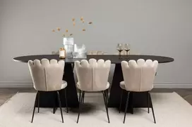 Venture Design Valgomojo stalo ir kėdžių komplektas Bootcut ovalus valgomojo stalas ir Limhamn šviesi kėdė 230x115 cm juoda smėlio spalvos MDF aksomas