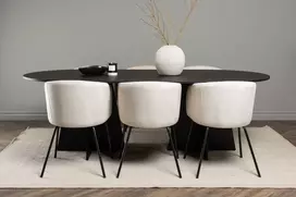 Venture Design Valgomojo stalo ir kėdžių komplektas Bootcut ovalus valgomojo stalas ir Berit kėdė 230x115 cm juoda smėlio spalvos veliūras