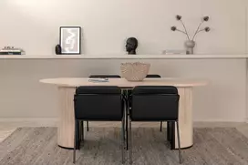 Venture Design Valgomojo stalas ir kėdžių komplektas Bianca ovalus valgomojo stalas ir Tvist kėdės balta juoda MDF geležis sėdėjimas