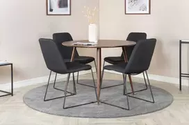 Venture Design Valgomojo stalas ir kėdžių komplektas Plaza apvalus stalas 100 cm riešutmedžio stalviršis riešutmedžio kojos juodos audinio kėdės juodos kojos