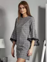 Juodai balta moteriška suknelė elegantiškam įvaizdžiui