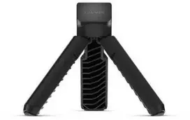 Garmin atsarginis trikojis stovas laiko nešiojamąjį paleidimo monitorių „Approach® R10“, kad jis būtų virš smūgiavimo paviršiaus