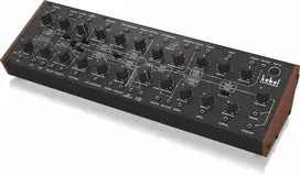 „Behringer Kobol Expander“ – analoginis pusiau modulinis sintezatorius