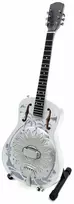 Indominiguitars Mahagoninė mini gitara, Knopfler stilius, 24,5 cm, 1:4, su stovu – kolekcinė