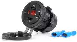 Vandeniui atsparus telefono įkroviklis su jungikliu ir skaitmeniniu voltmetru, 2x USB-C 12/24V AMIO-04226