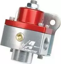Aeromotive Kuro slėgio reguliatorius Aeromotive Nerūdijančio plieno karbiuratorius 750 AG 3/8" NPT raudonas