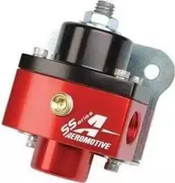 Aeromotive Kuro slėgio reguliatorius Aeromotive Nerūdijančio plieno karbiuratorius 750 AG ORB-06 raudonas/juodas