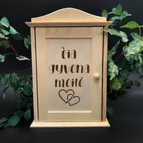 Medinė raktų dėžutė "Čia gyvena meilė"