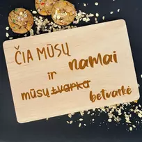 Graviruota medinė pjaustymo lentelė "Mūsų namai"