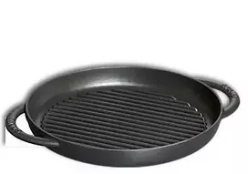 STAUB Apvali ketaus kepsninė su dviem rankenomis, 30 cm, juoda