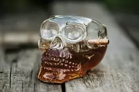 Upominkarnia Kaukolės formos taurė su kulka (340ml)