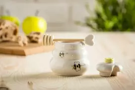 Porcelianinis medaus indelis su medine lėkštute