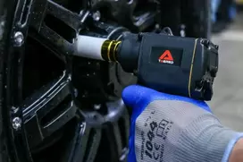 Pneumatinis smūginis veržliasukis, kompaktiškas mini dizainas, 1100 Nm atlaisvinimo sukimo momentas, „Twin Hammer“ mechanizmas, 12.7 milimetro sukimo antgalis