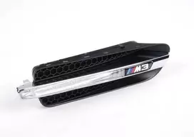 Originalus priekinio sparno apdailos grotelių su emblema dešinėje tinka BMW M3 E90 sedanas 07-2011