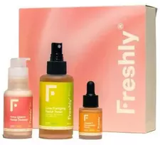 Freshly Cosmetics Freshly Vitamin C Essential Routine veido priežiūros rinkinys (tonikas, 100 ml + prausiklis, 50 ml + serumas, 15 ml)