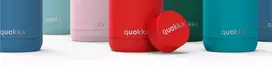 „Quokka Umi“ – 720 ml nerūdijančio plieno termo puodelis su šiaudeliu ir silikoniniu pagrindu (Mėlynos plunksna)