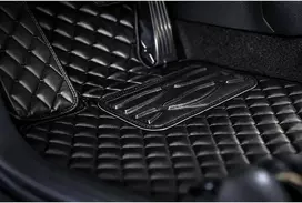Eko odos kilimėliai QuiltyMats VOLKSWAGEN T5 CARAVELLE 2003-2015m. (I, II ir III eilės ir bag., prailginta 8v.) (Juoda / juodos siūlės)