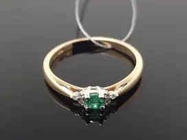 Best Diamonds Auksinis žiedas su briliantais ir smaragdu